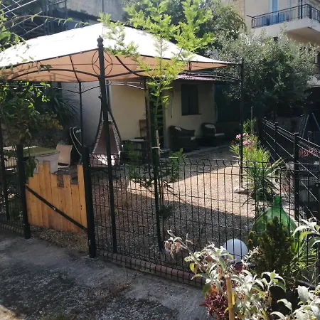 Emplacement Ideal Pour Cette Maisonnette Avec Jardin Et Cuisine D'ete 펜션