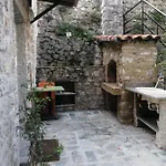 Emplacement Idéal Pour Cette Maisonnette Avec Jardin Et Cuisine D'été Roquebrune-Cap-Martin