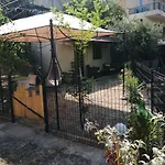 Emplacement Ideal Pour Cette Maisonnette Avec Jardin Et Cuisine D'ete Vakantiehuis