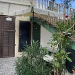 Emplacement Idéal Pour Cette Maisonnette Avec Jardin Et Cuisine D'été Hébergement de vacances