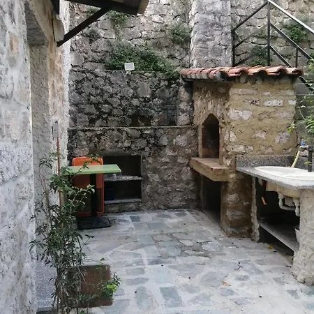 Emplacement Ideal Pour Cette Maisonnette Avec Jardin Et Cuisine D'ete Рокебрюн — Кап-Мартен
