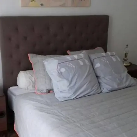 Emplacement Ideal Pour Cette Maisonnette Avec Jardin Et Cuisine D'ete Holiday home