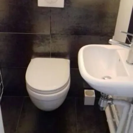 Emplacement Ideal Pour Cette Maisonnette Avec Jardin Et Cuisine D'ete Дом отдыха *