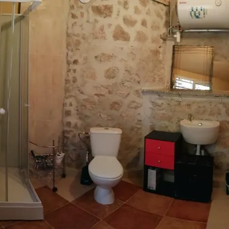 Emplacement Ideal Pour Cette Maisonnette Avec Jardin Et Cuisine D'ete