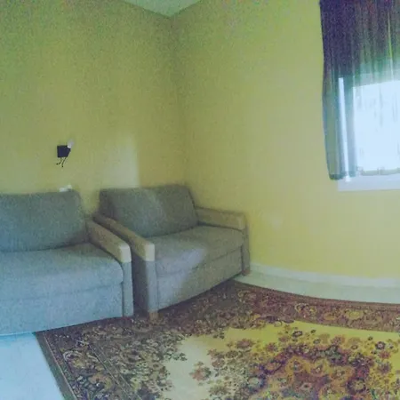 Emplacement Ideal Pour Cette Maisonnette Avec Jardin Et Cuisine D'ete