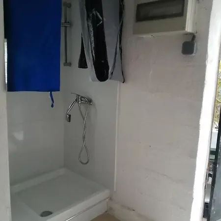 Emplacement Ideal Pour Cette Maisonnette Avec Jardin Et Cuisine D'ete בית נופש