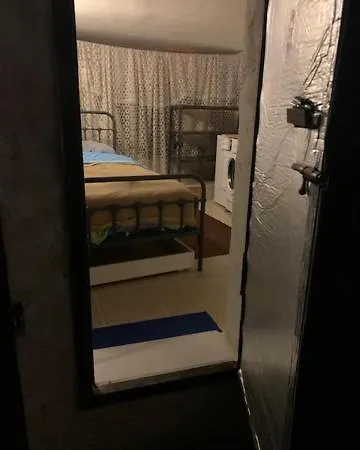 Emplacement Ideal Pour Cette Maisonnette Avec Jardin Et Cuisine D'ete