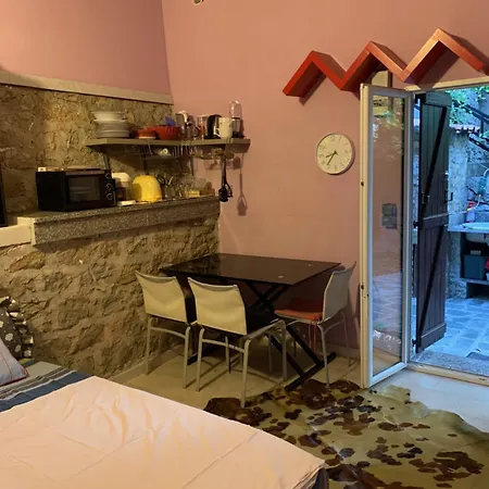 Emplacement Ideal Pour Cette Maisonnette Avec Jardin Et Cuisine D'ete Roquebrune-Cap-Martin