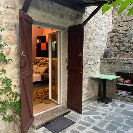 Emplacement Ideal Pour Cette Maisonnette Avec Jardin Et Cuisine D'ete