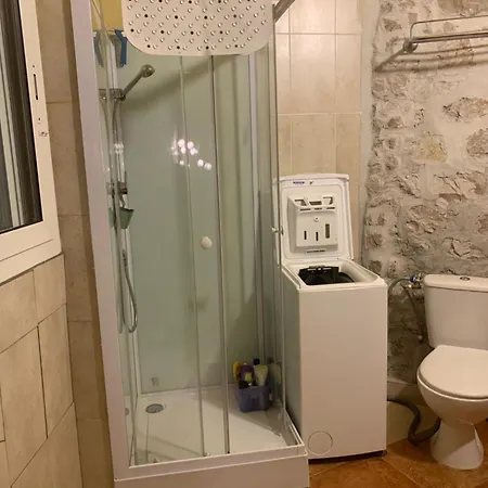 Emplacement Ideal Pour Cette Maisonnette Avec Jardin Et Cuisine D'ete 度假居