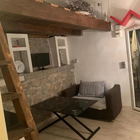 Emplacement Ideal Pour Cette Maisonnette Avec Jardin Et Cuisine D'ete *