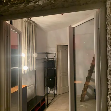 Emplacement Idéal Pour Cette Maisonnette Avec Jardin Et Cuisine D'été